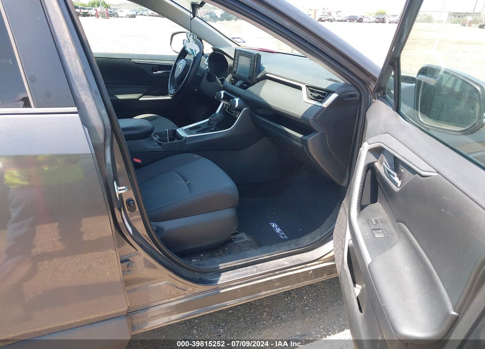 2019 TOYOTA RAV4 XLE VIN: 2T3W1RFV6KW002185