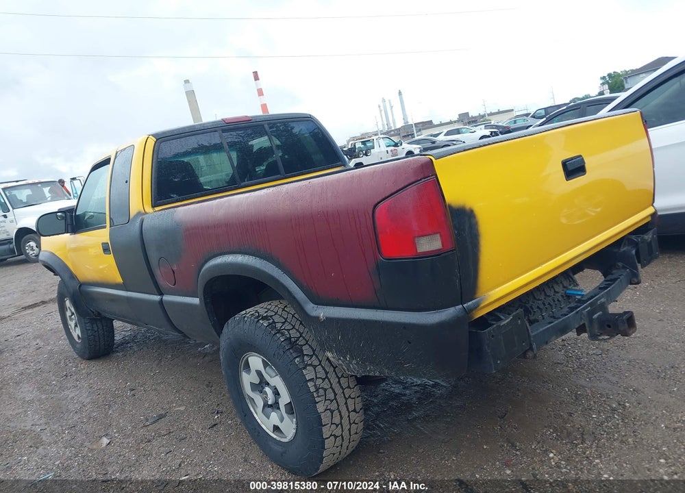 2002 CHEVROLET S-10 LS VIN: 1GCCT19W028260369