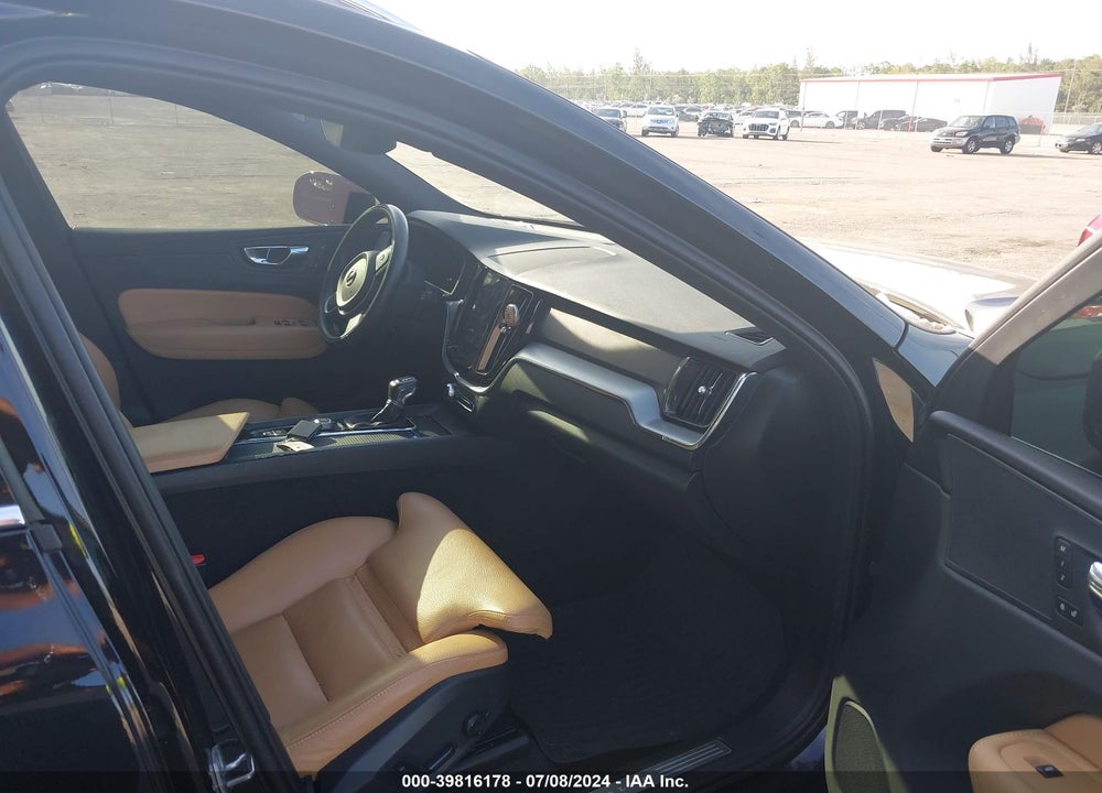 2019 VOLVO XC60 T5 MOMENTUM VIN: LYV102DK1KB246833