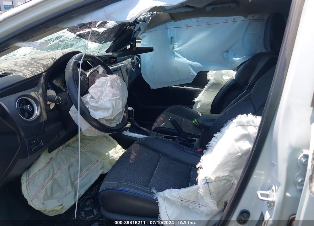 2018 TOYOTA COROLLA SE VIN: 5YFBURHE1JP757806
