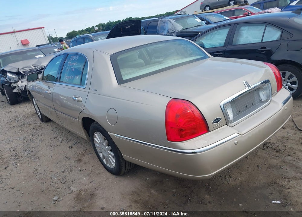 2005 LINCOLN TOWN CAR SIGNATURE VIN: 1LNHM81WX5Y669812