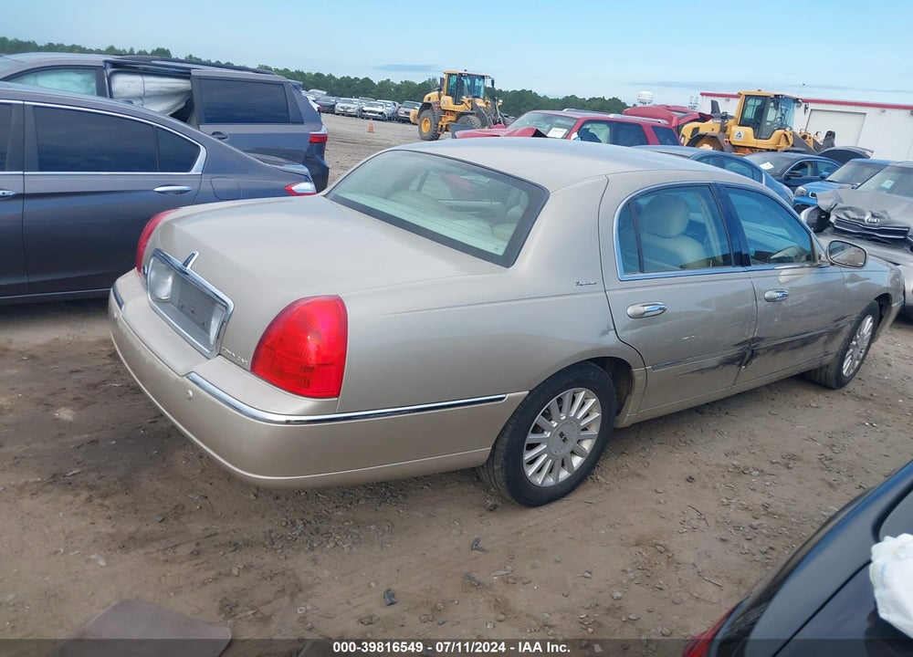 2005 LINCOLN TOWN CAR SIGNATURE VIN: 1LNHM81WX5Y669812
