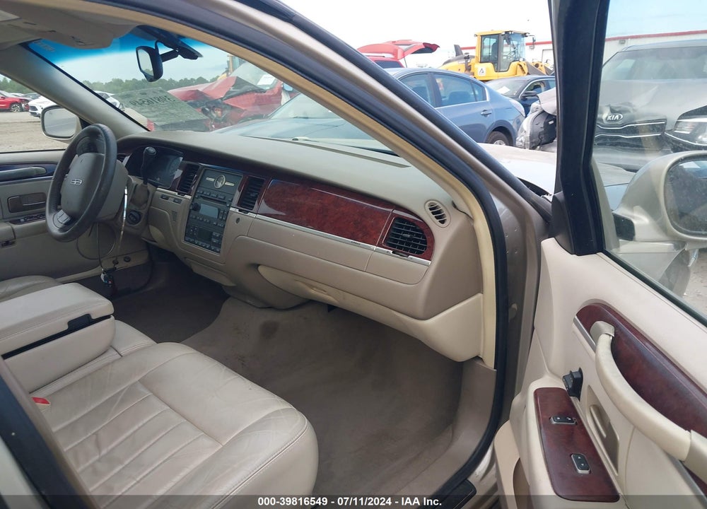 2005 LINCOLN TOWN CAR SIGNATURE VIN: 1LNHM81WX5Y669812
