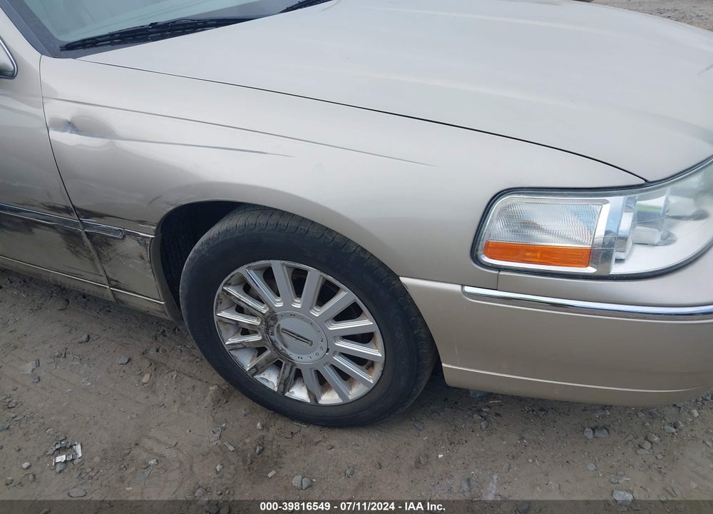 2005 LINCOLN TOWN CAR SIGNATURE VIN: 1LNHM81WX5Y669812