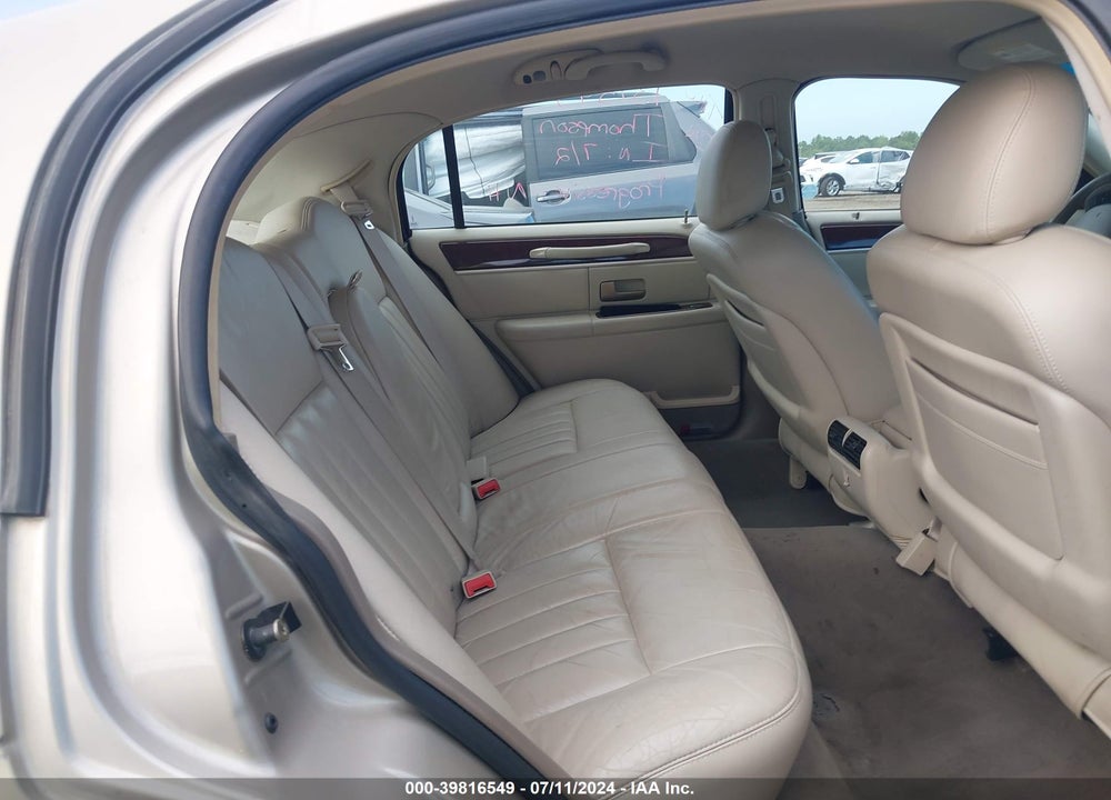 2005 LINCOLN TOWN CAR SIGNATURE VIN: 1LNHM81WX5Y669812