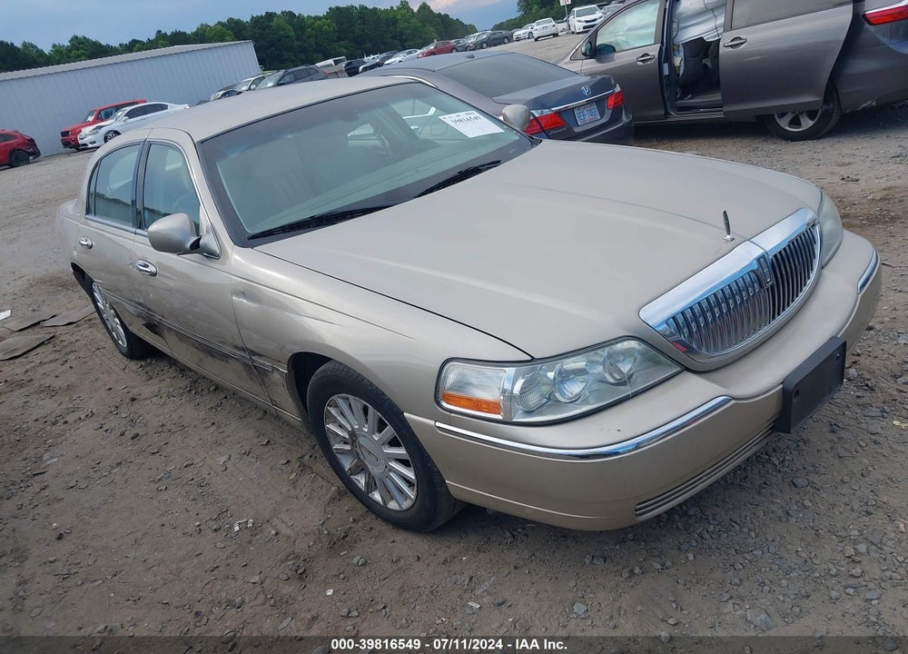 2005 LINCOLN TOWN CAR SIGNATURE VIN: 1LNHM81WX5Y669812