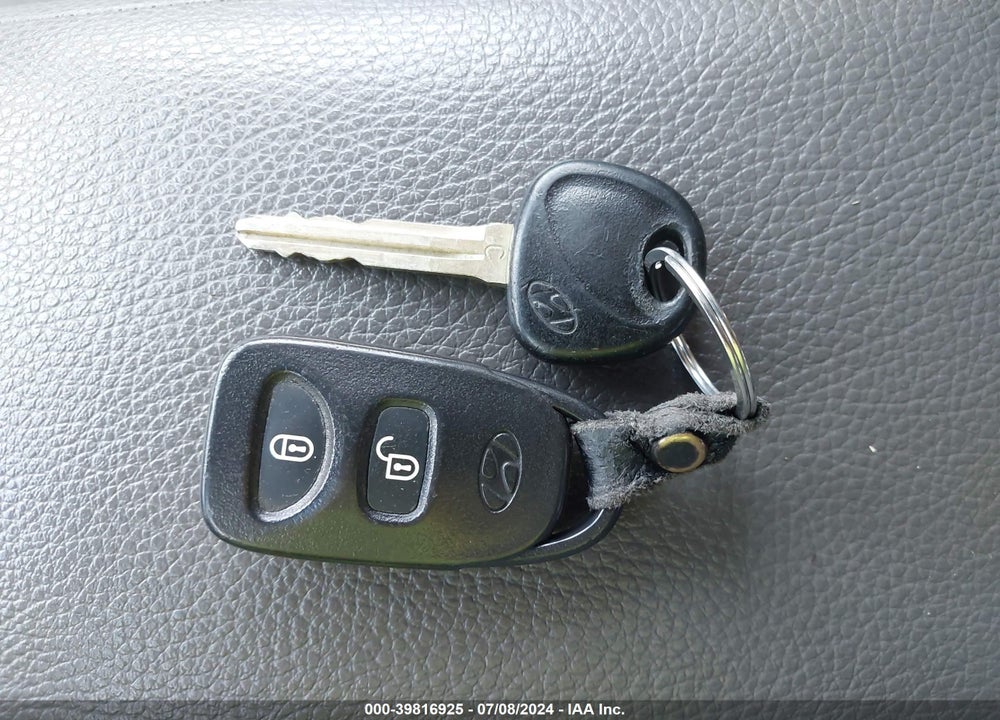 2012 HYUNDAI SANTA FE SE VIN: 5XYZHDAGXCG108580