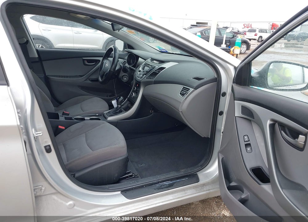 2016 HYUNDAI ELANTRA VIN: 5NPDH4AE9GH755804