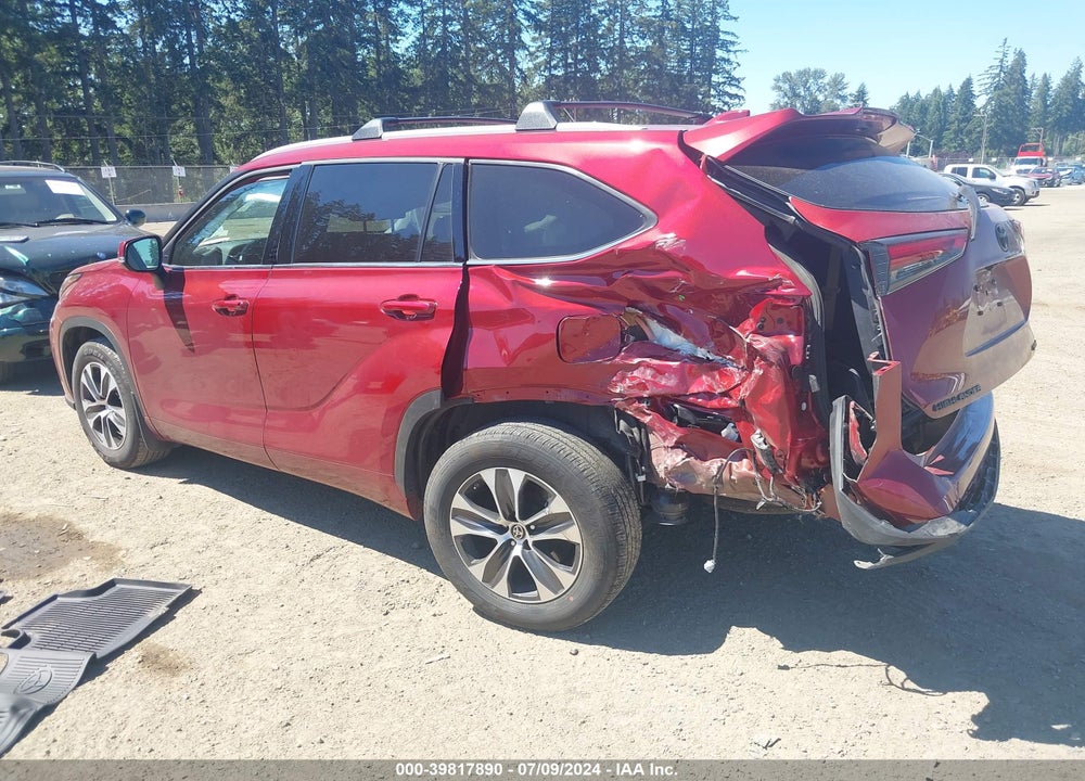 2022 TOYOTA HIGHLANDER XLE VIN: 5TDGZRBH0NS588062