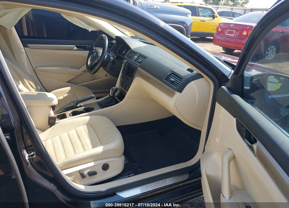 2017 VOLKSWAGEN PASSAT VIN: 1VWCT7A38HC083013