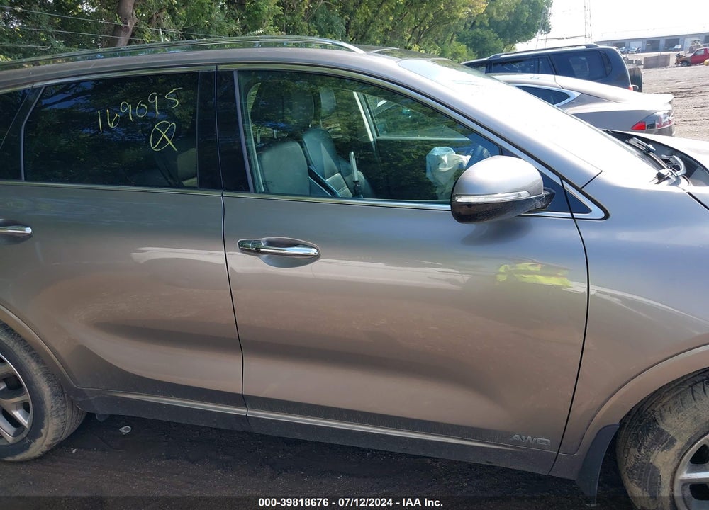 2016 KIA SORENTO 3.3L SX VIN: 5XYPKDA54GG169095