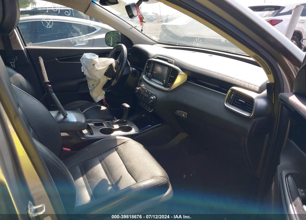 2016 KIA SORENTO 3.3L SX VIN: 5XYPKDA54GG169095