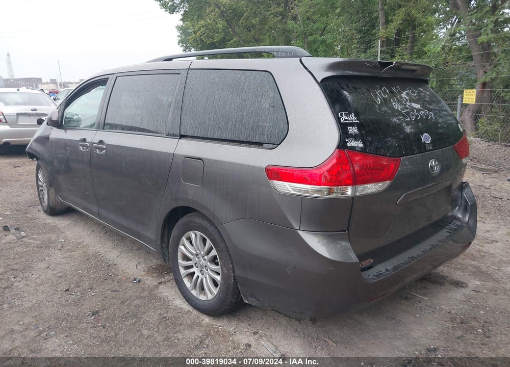 2014 TOYOTA SIENNA XLE V6 8 PASSENGER VIN: 5TDYK3DC6ES503538