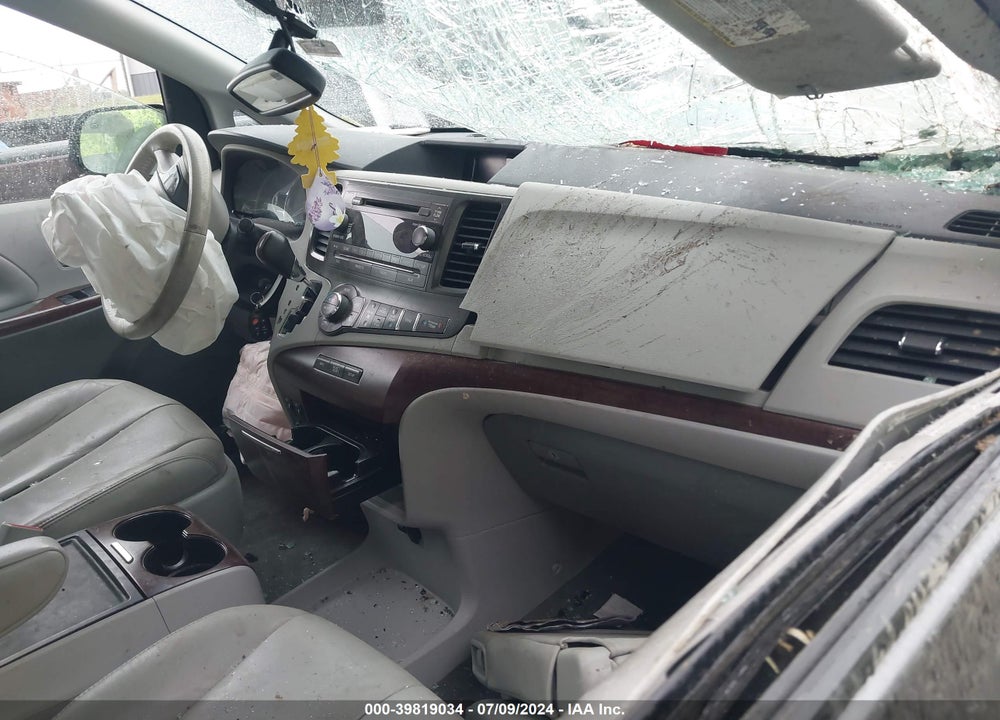 2014 TOYOTA SIENNA XLE V6 8 PASSENGER VIN: 5TDYK3DC6ES503538