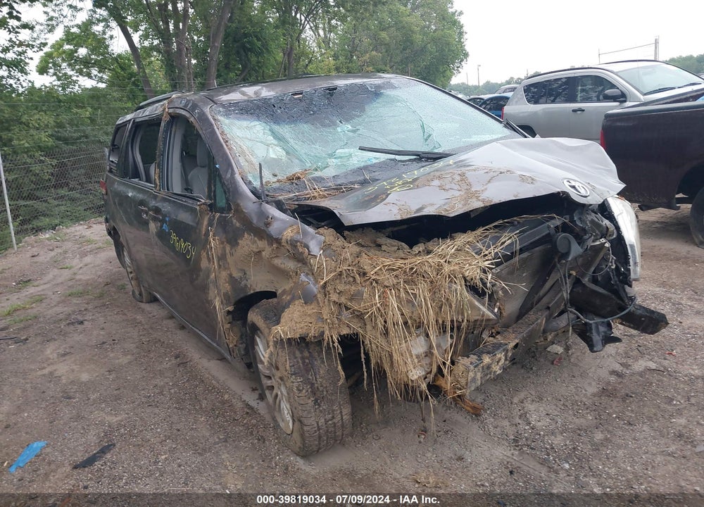 2014 TOYOTA SIENNA XLE V6 8 PASSENGER VIN: 5TDYK3DC6ES503538