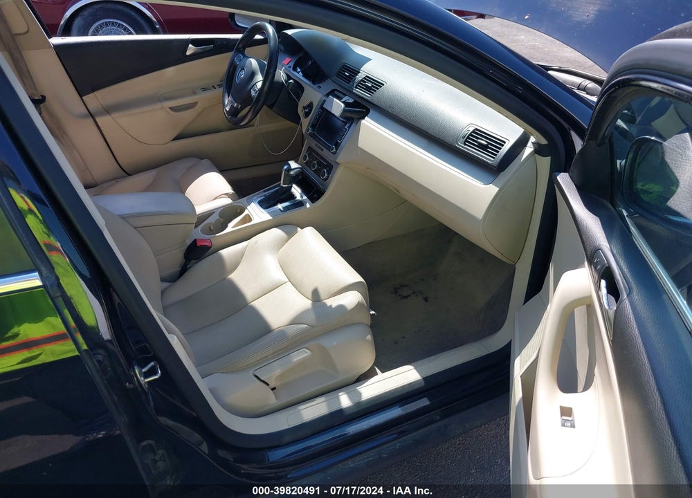 2010 VOLKSWAGEN PASSAT KOMFORT VIN: WVWJM7AN0AE121773
