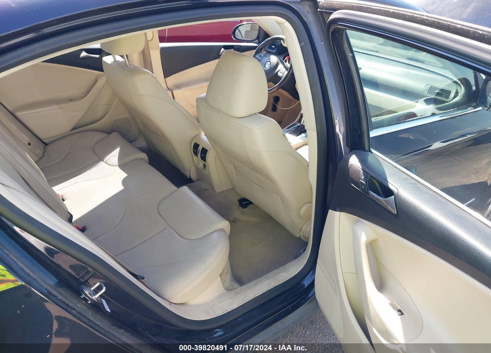 2010 VOLKSWAGEN PASSAT KOMFORT VIN: WVWJM7AN0AE121773