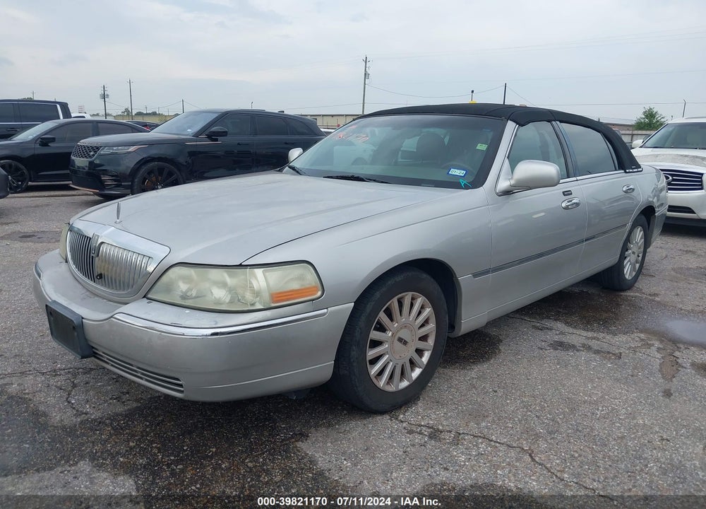 2005 LINCOLN TOWN CAR SIGNATURE VIN: 1LNHM81W55Y636877