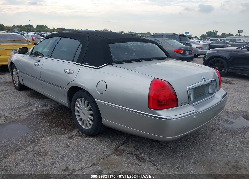 2005 LINCOLN TOWN CAR SIGNATURE VIN: 1LNHM81W55Y636877