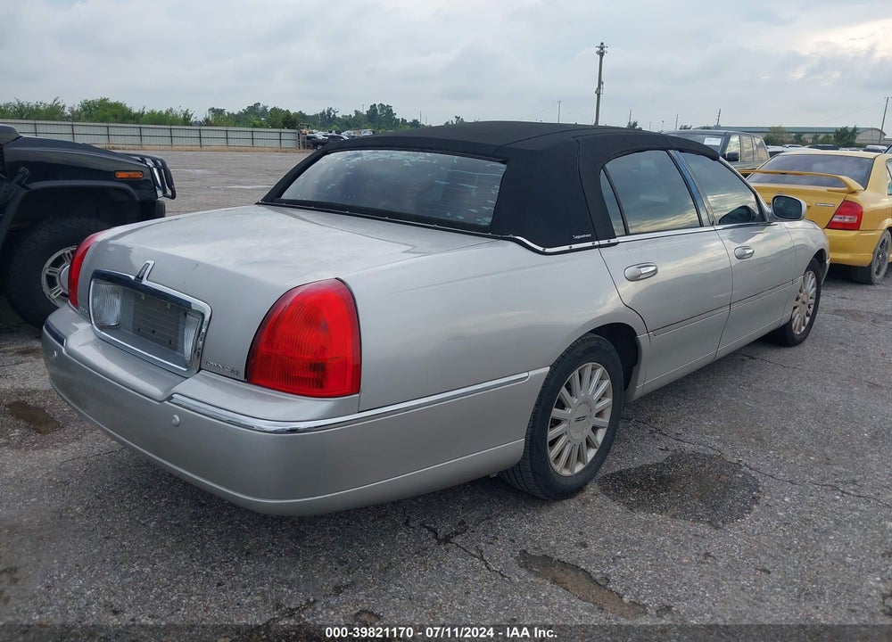 2005 LINCOLN TOWN CAR SIGNATURE VIN: 1LNHM81W55Y636877