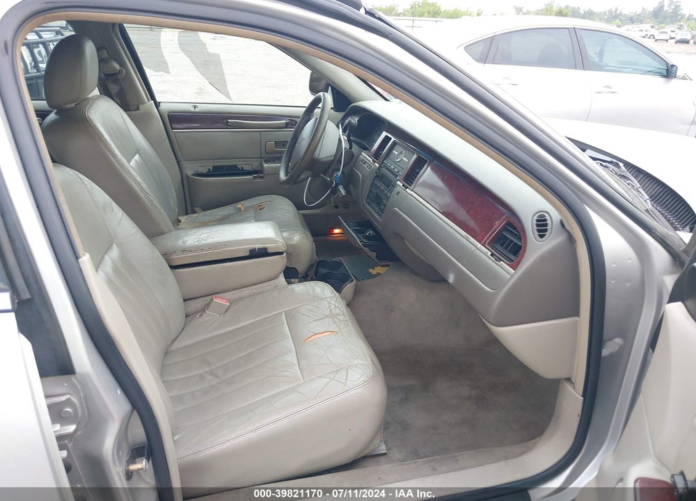 2005 LINCOLN TOWN CAR SIGNATURE VIN: 1LNHM81W55Y636877