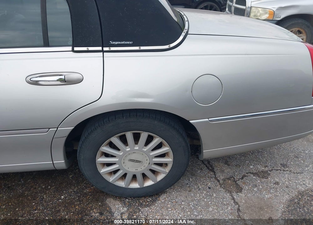 2005 LINCOLN TOWN CAR SIGNATURE VIN: 1LNHM81W55Y636877