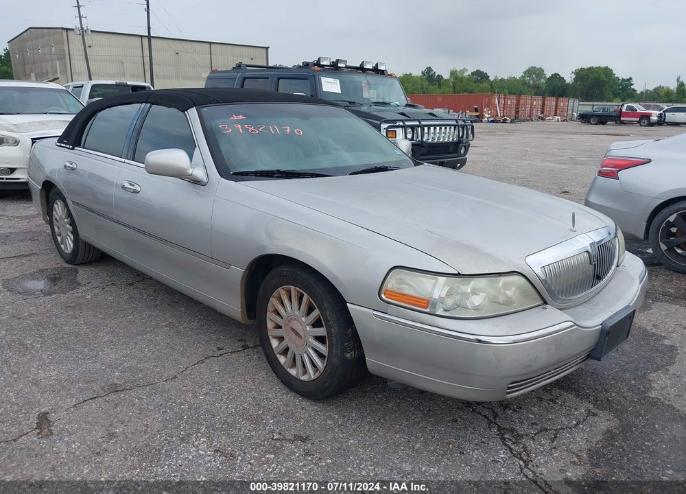 2005 LINCOLN TOWN CAR SIGNATURE VIN: 1LNHM81W55Y636877
