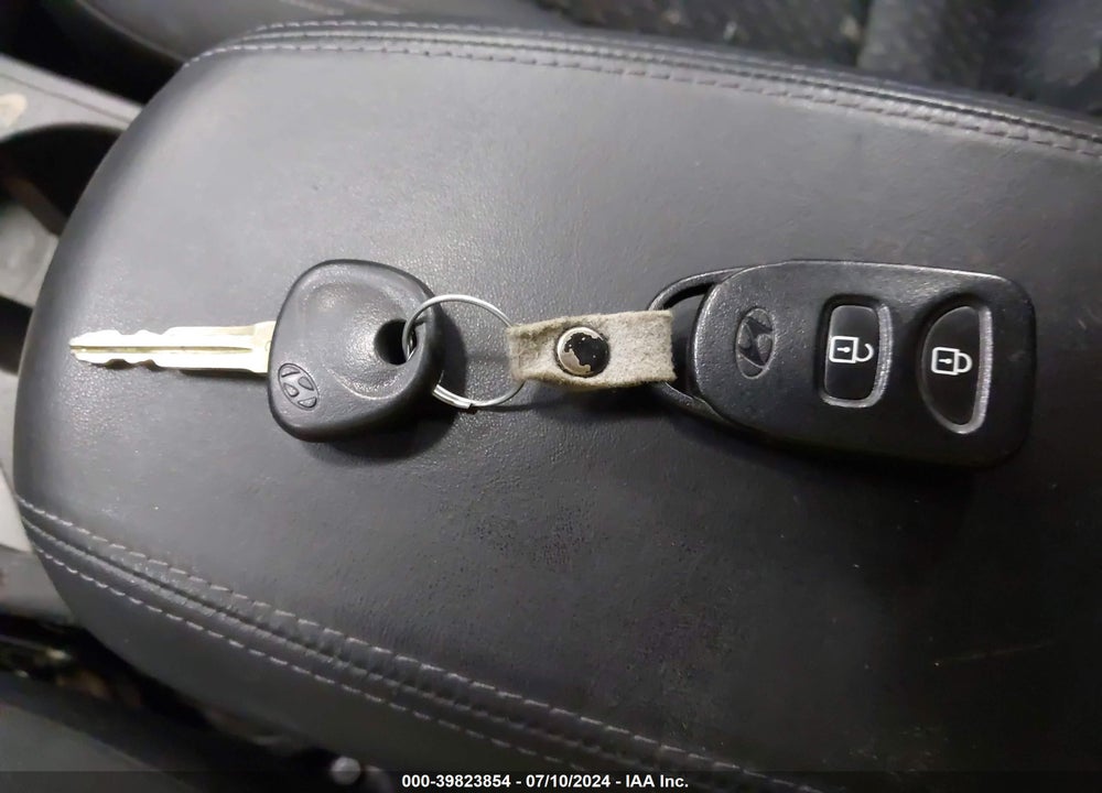 2010 HYUNDAI TUCSON GLS VIN: KM8JT3AC1AU075785
