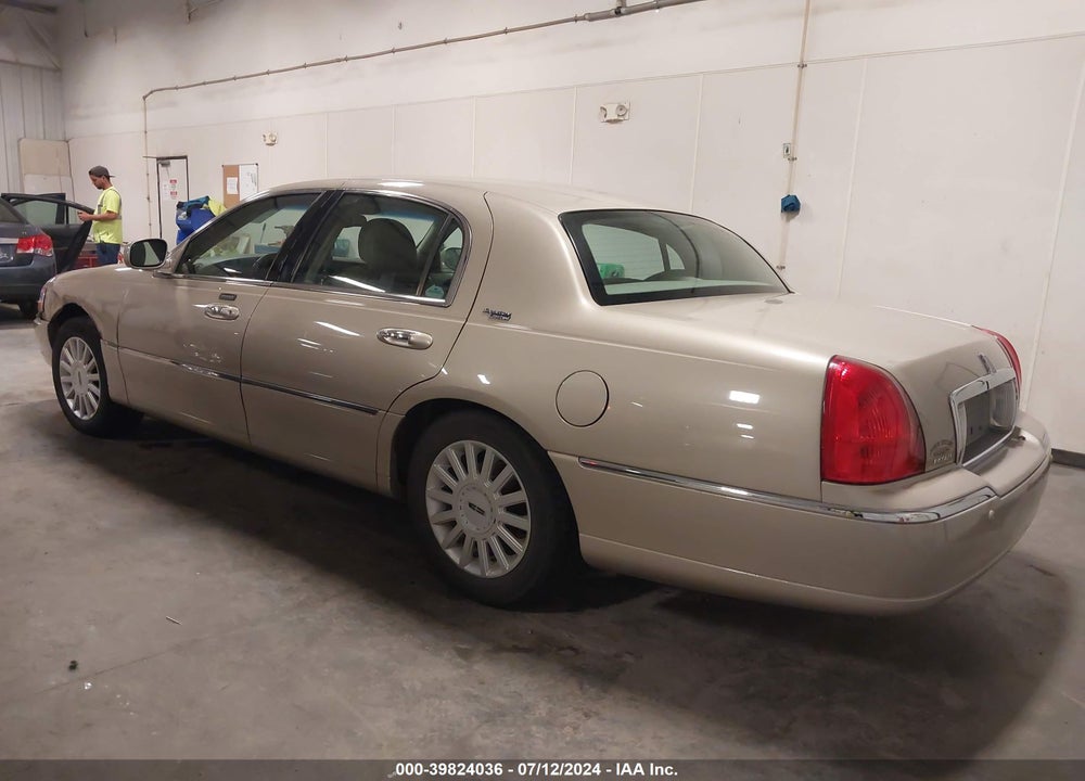 2005 LINCOLN TOWN CAR SIGNATURE LIMITED VIN: 1LNHM82W75Y672391