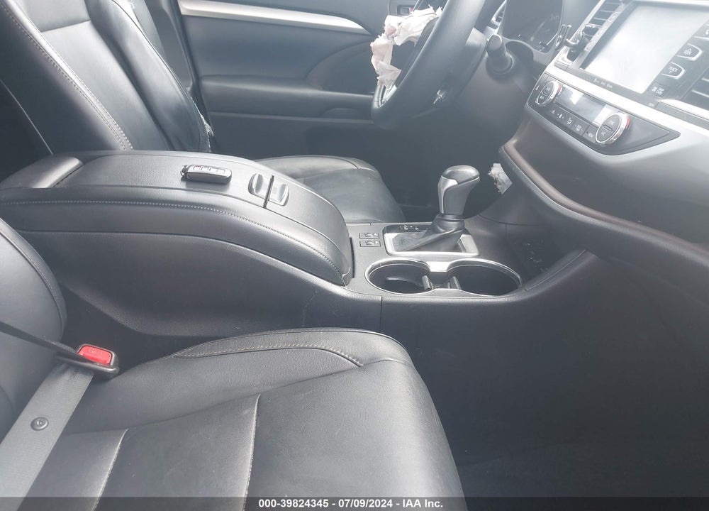 2018 TOYOTA HIGHLANDER XLE VIN: 5TDJZRFH4JS889184