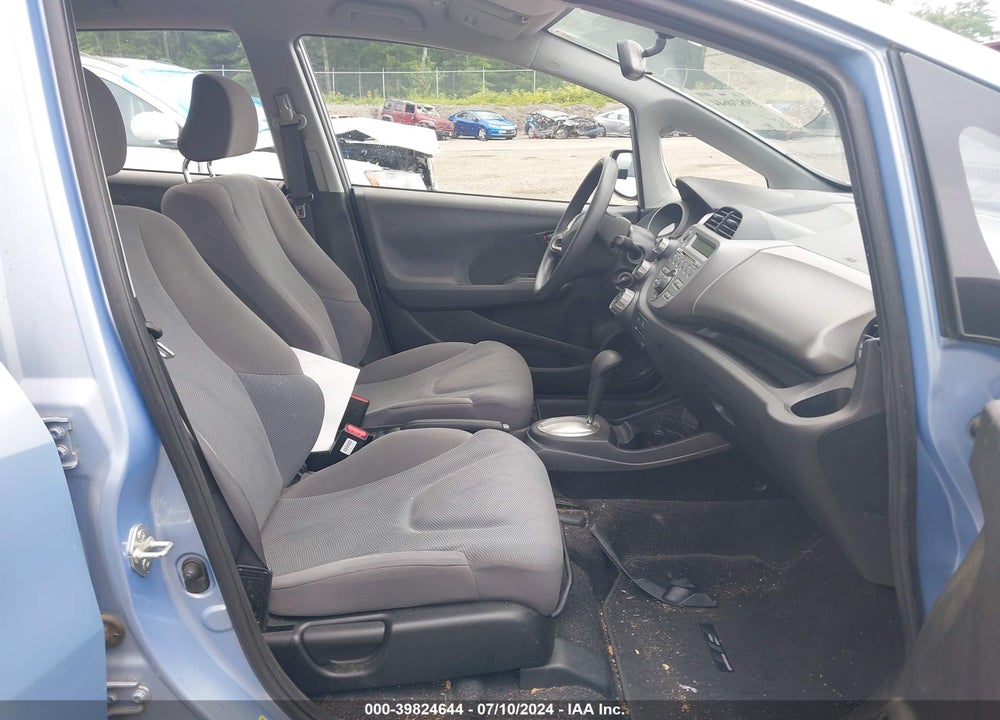 2010 HONDA FIT VIN: JHMGE8H24AC031870