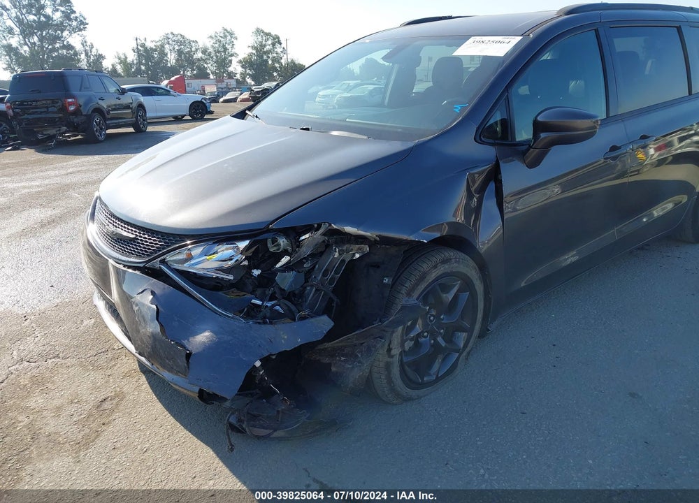 2018 CHRYSLER PACIFICA TOURING L VIN: 2C4RC1BG9JR293399