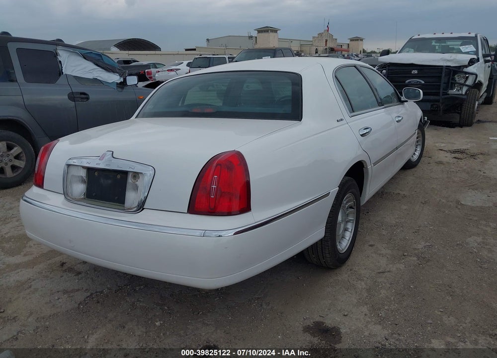 2002 LINCOLN TOWN CAR VIN: 1LNHM81W52Y634090