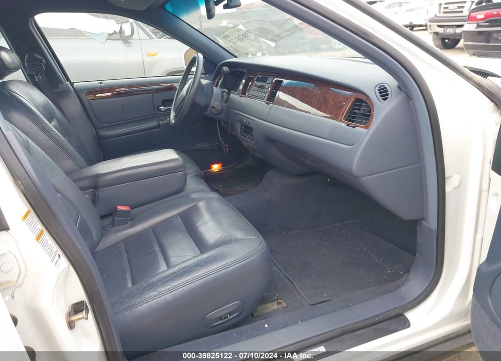 2002 LINCOLN TOWN CAR VIN: 1LNHM81W52Y634090