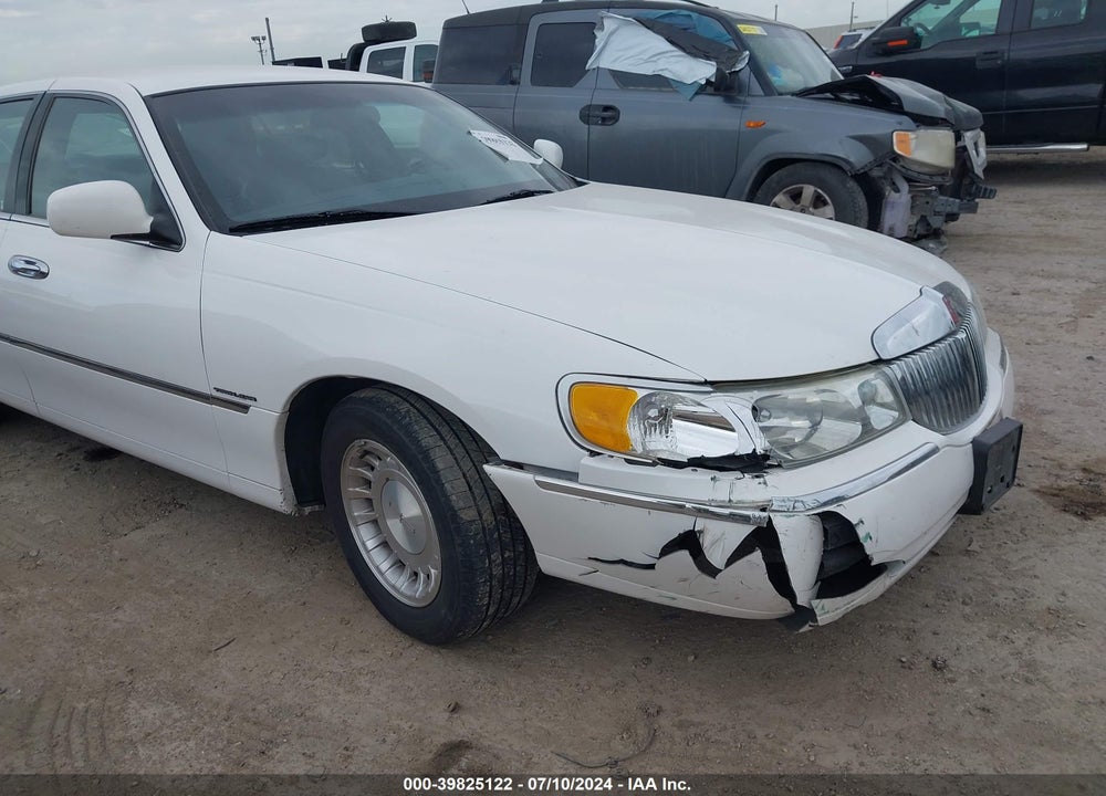 2002 LINCOLN TOWN CAR VIN: 1LNHM81W52Y634090