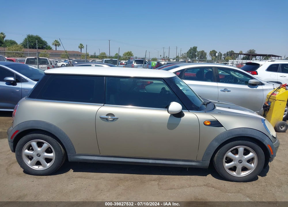 2010 MINI COOPER VIN: WMWMF3C52ATZ24834