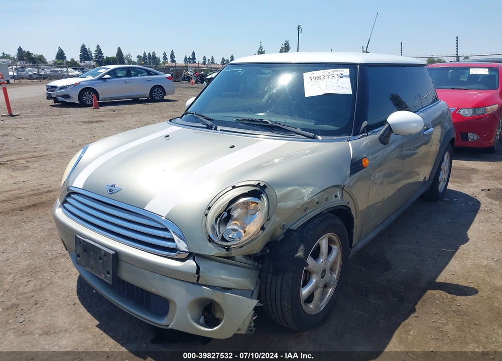 2010 MINI COOPER VIN: WMWMF3C52ATZ24834