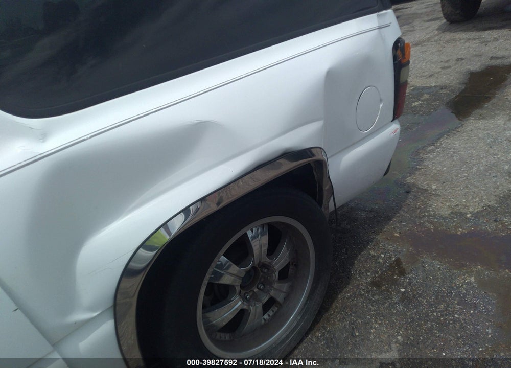 2005 CHEVROLET SUBURBAN 1500 LS VIN: 1GNEC16Z75R126195
