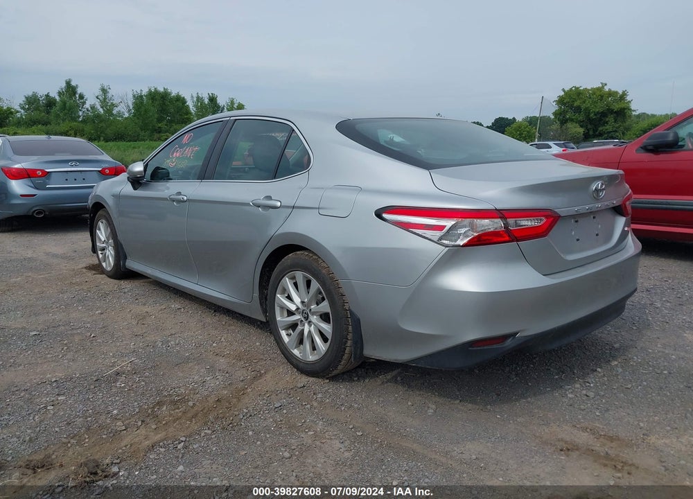 2018 TOYOTA CAMRY LE VIN: 4T1B11HK2JU626706