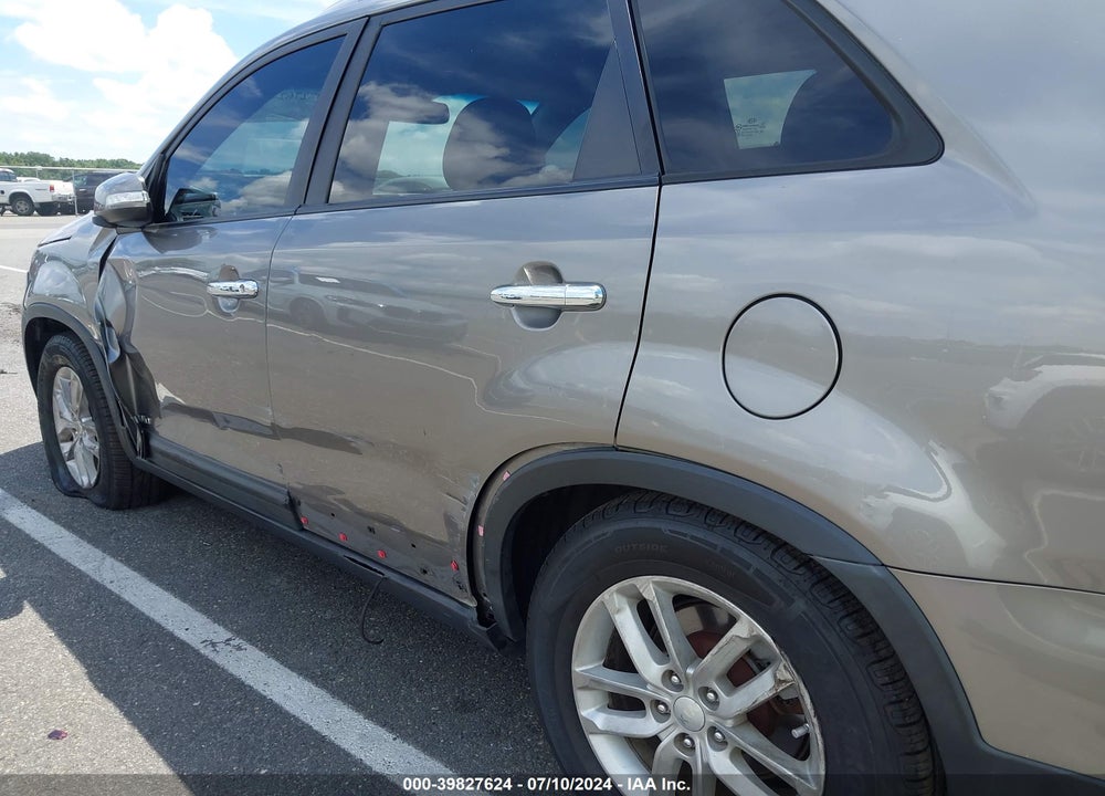 2014 KIA SORENTO LX VIN: 5XYKTCA60EG449281