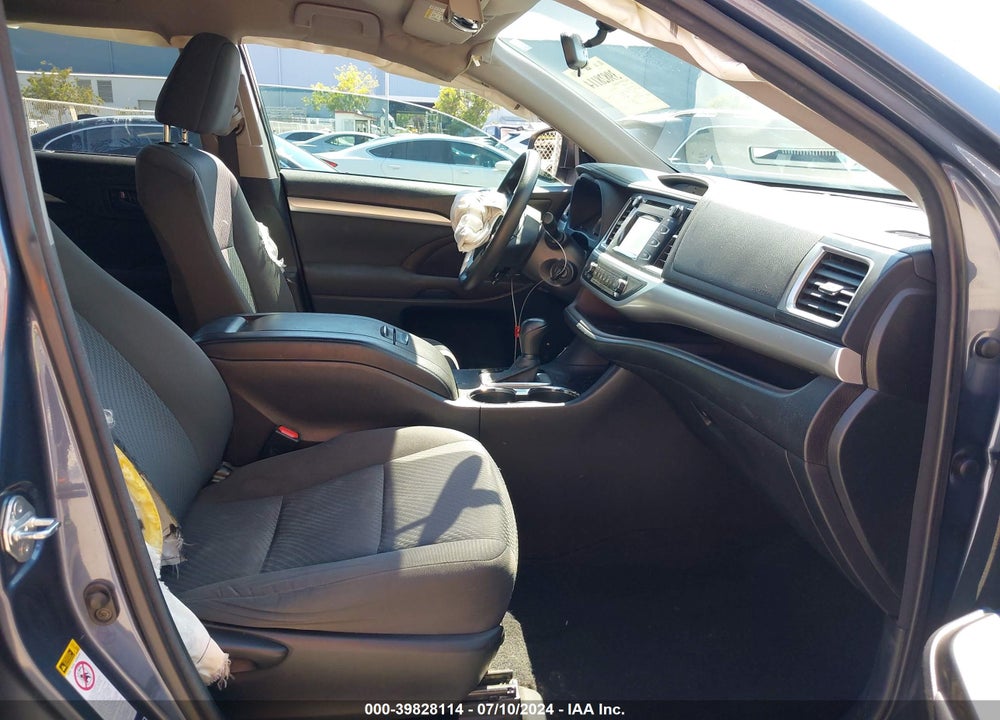 2015 TOYOTA HIGHLANDER LE V6 VIN: 5TDBKRFH9FS204211