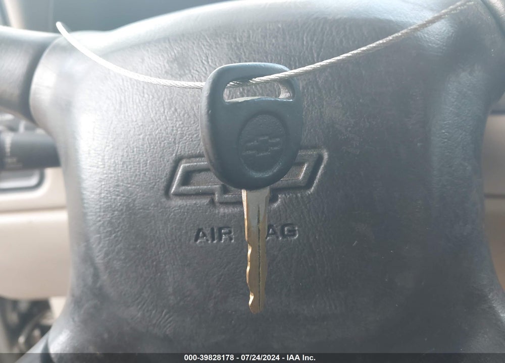 2002 CHEVROLET SILVERADO 1500 LS VIN: 2GCEK19T521174205