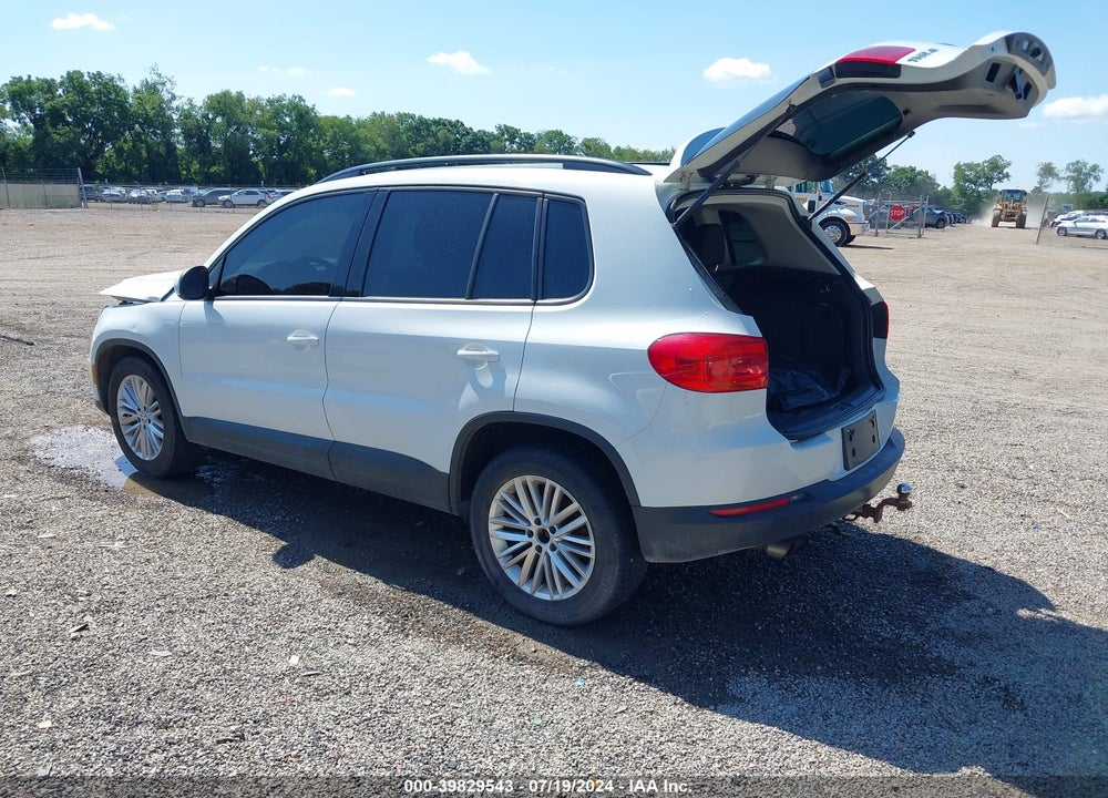 2016 VOLKSWAGEN TIGUAN VIN: WVGJV7AX4GW516066