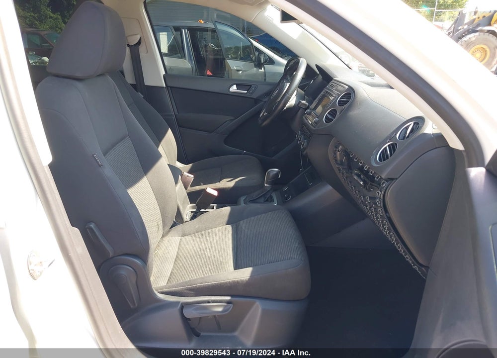 2016 VOLKSWAGEN TIGUAN VIN: WVGJV7AX4GW516066