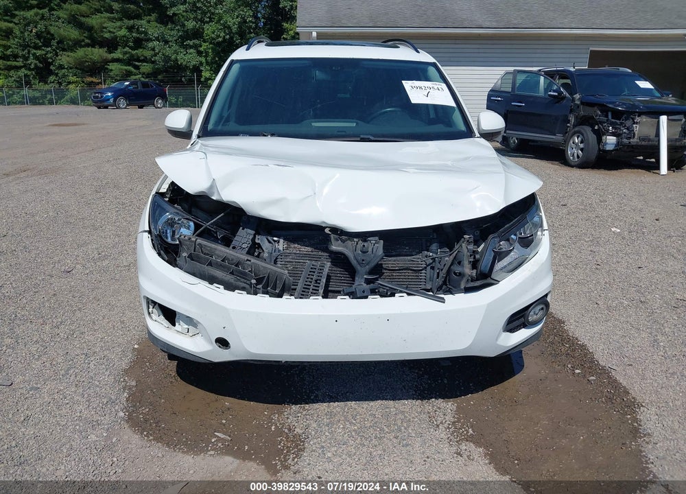2016 VOLKSWAGEN TIGUAN VIN: WVGJV7AX4GW516066