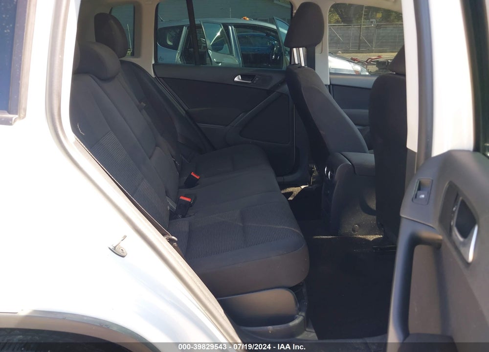 2016 VOLKSWAGEN TIGUAN VIN: WVGJV7AX4GW516066