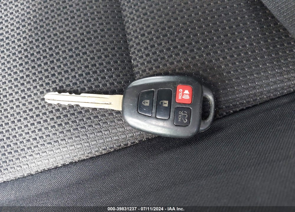2016 TOYOTA RAV4 XLE VIN: 2T3RFREV4GW452845
