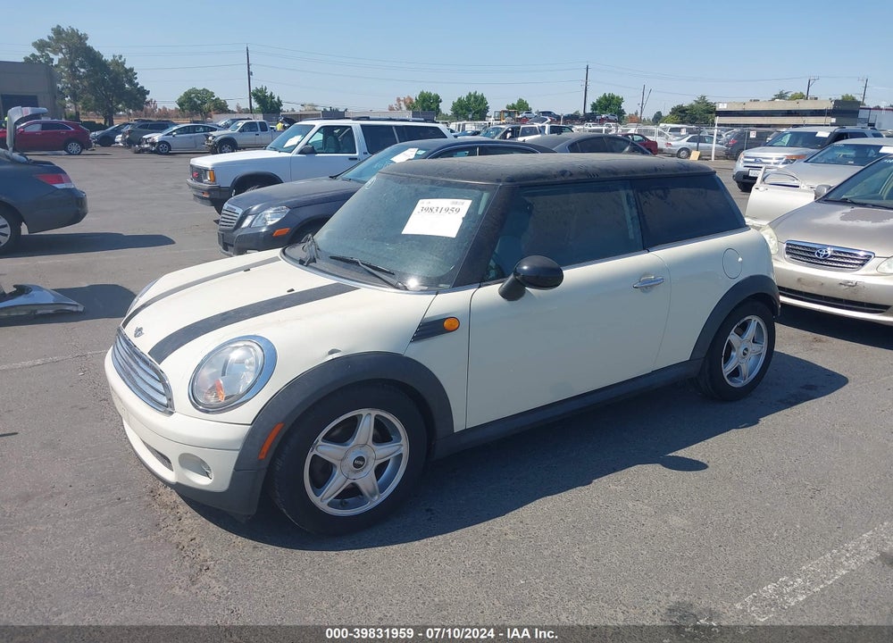 2008 MINI COOPER VIN: WMWMF33518TT62886