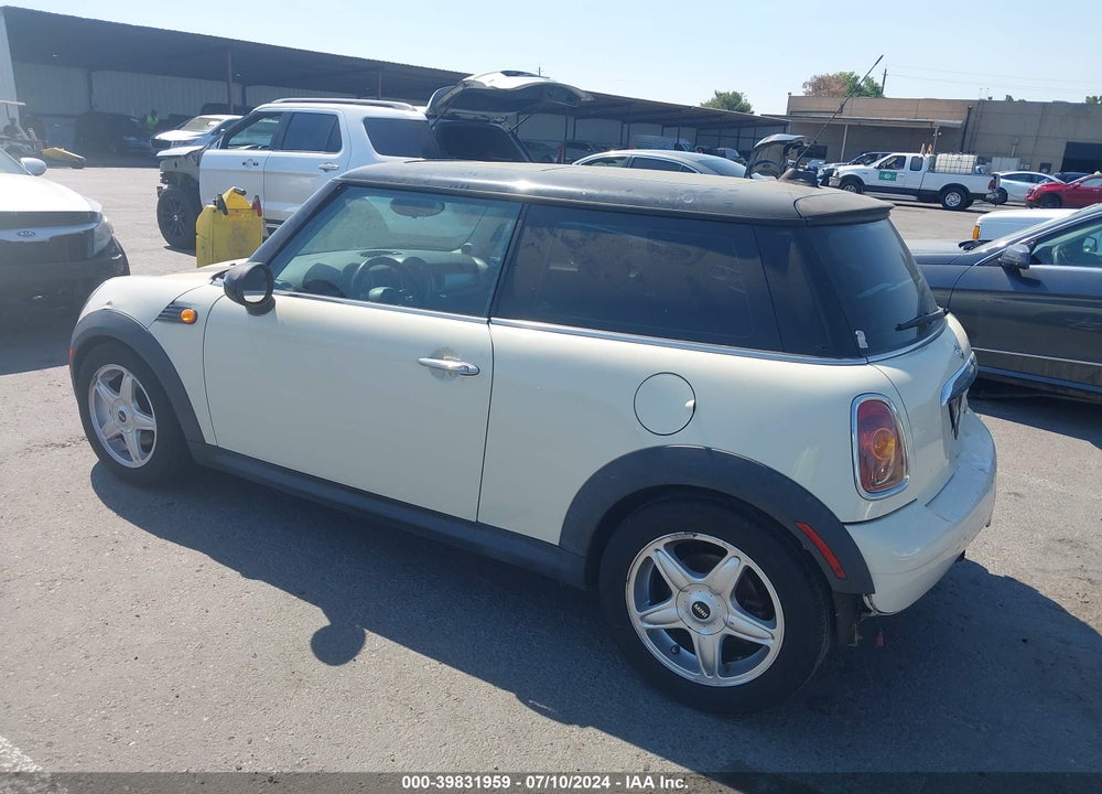 2008 MINI COOPER VIN: WMWMF33518TT62886