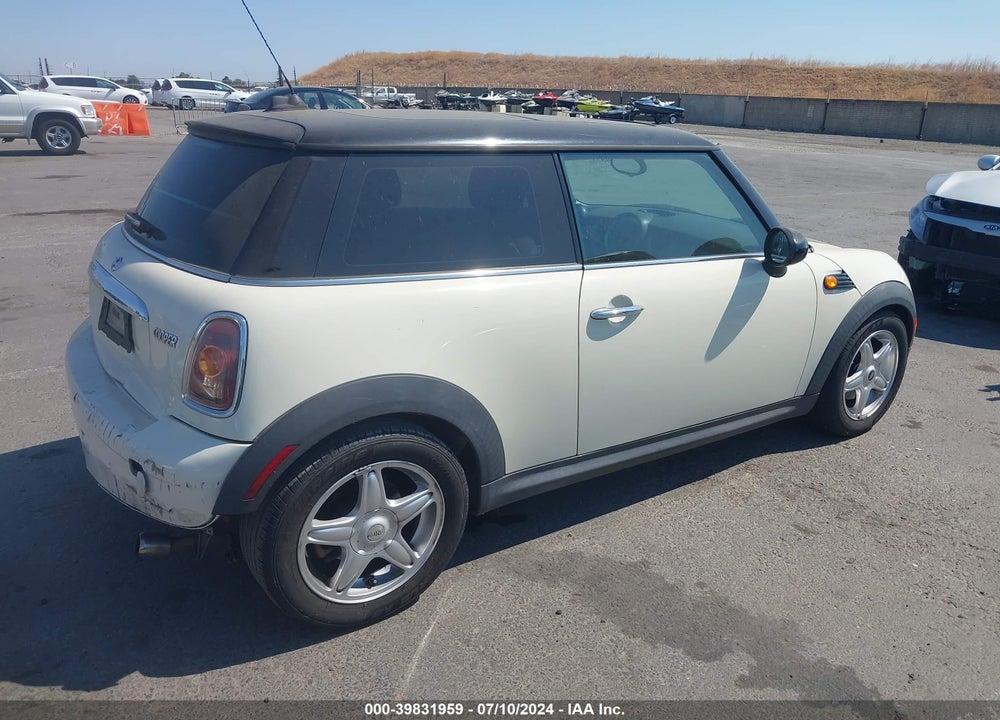 2008 MINI COOPER VIN: WMWMF33518TT62886